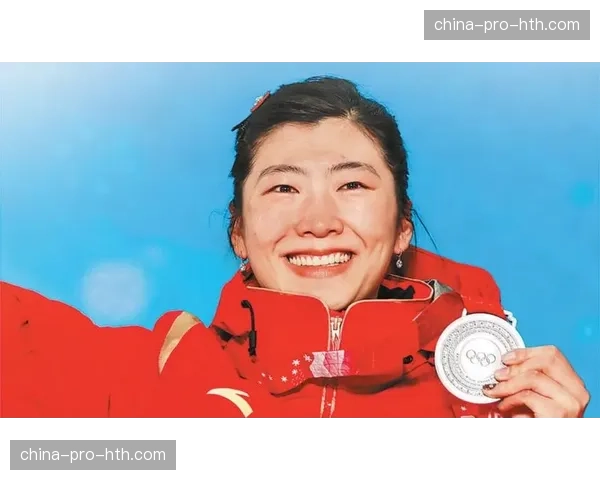 特写：赛后谢场，即将离队的霍芬海姆老将收到全场球迷掌声