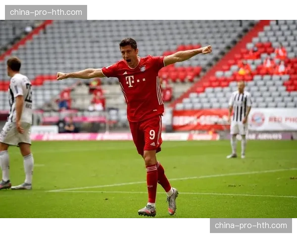 聚焦老将：34岁的莱万多夫斯基在德甲最新一轮比赛中，仍完成了全队第二多的前场压迫