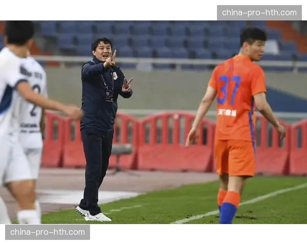 特写：老帅马加特现场观战，笔记本记满攻守转换瞬间示意图